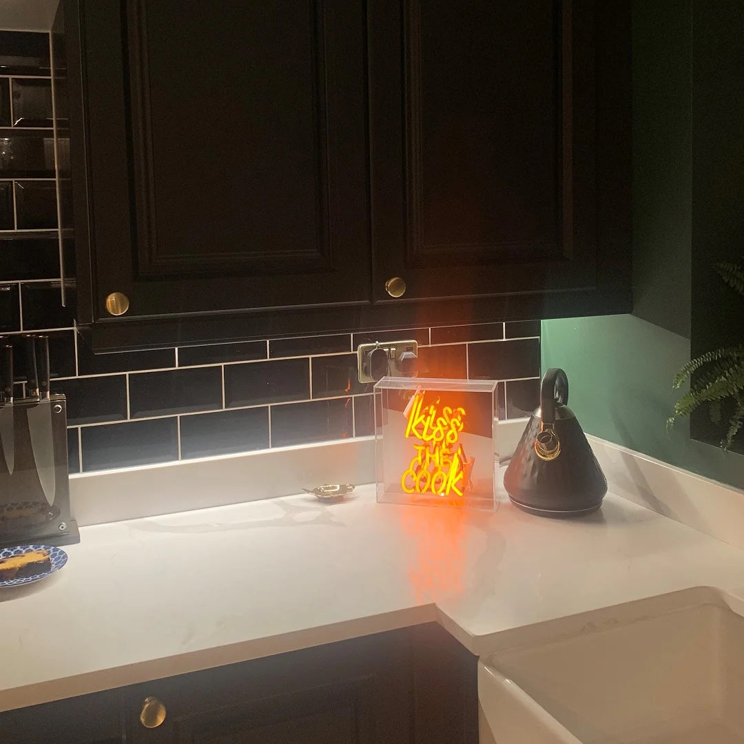 NEON LICHT BOX KISS THE COOK